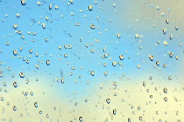 Penceredeki yağmur damlaları 