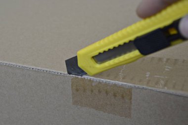 Bir paketi bıçakla açma