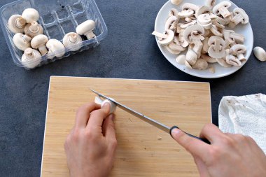 Yakın - Mutfakta dilim mantar 