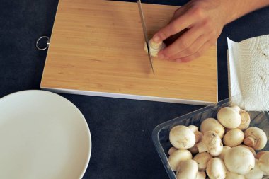 Yakın - Mutfakta dilim mantar 