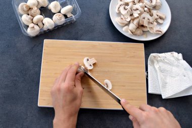 Yakın - Mutfakta dilim mantar 