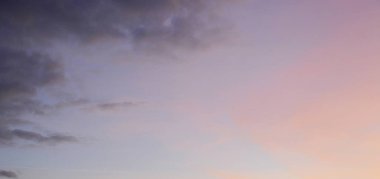 Kalın beyaz bulutlarla mavi bir gökyüzü 