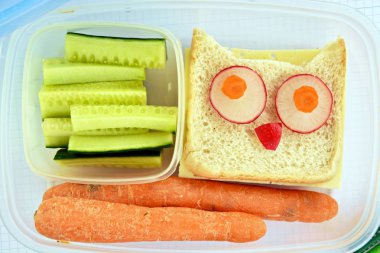 Sebze ve baykuş tost dolu bir mola ekmek kutusu