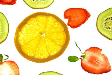 Portakal, çilek ve kivi gibi farklı dilimlenmiş meyveler parlak beyaz bir arka plan üzerinde yatıyor ve ışık ile yukarıdan aydınlatılır - farklı renklerde taze ve sağlıklı meyve kavramı