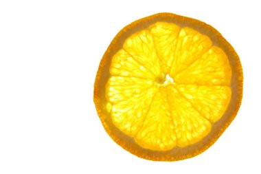 Taze turuncu bir dilim yukarıdan aydınlatılmış beyaz parlak bir arka plan üzerinde yatıyor - taze turuncu ile kavram 