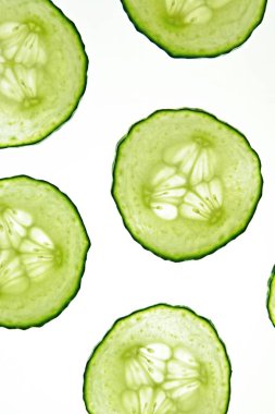 Bir görünüm dilimlenmiş salatalık parçaları  