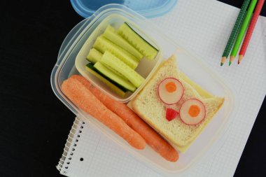 Sebze ve baykuş tost dolu bir mola ekmek kutusu