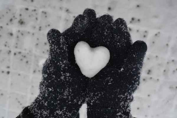 Coeur Neige Dans Les Mains Fermer — Photo
