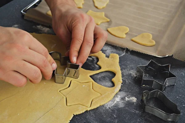 Mani Uomini Che Cuociono Biscotti Pan Zenzero Natale Tavolo — Foto Stock