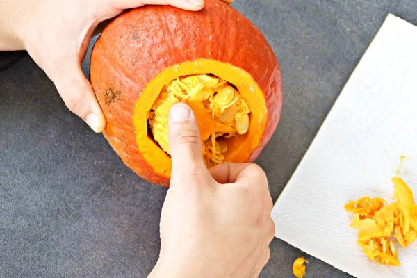 Carving Pumpa För Halloween — Stockfoto