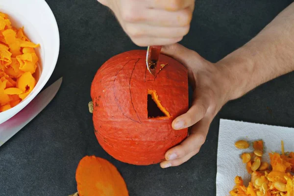 Carving Out Pumpkin Halloween — Stock Photo, Image