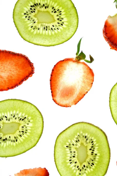 Eine Aufgeschnittene Kiwi Und Eine Aufgeschnittene Erdbeere Liegen Auf Weißem — Stockfoto