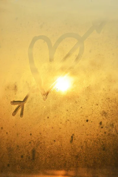 Coeur Sur Une Fenêtre Brumeuse Coucher Soleil — Photo