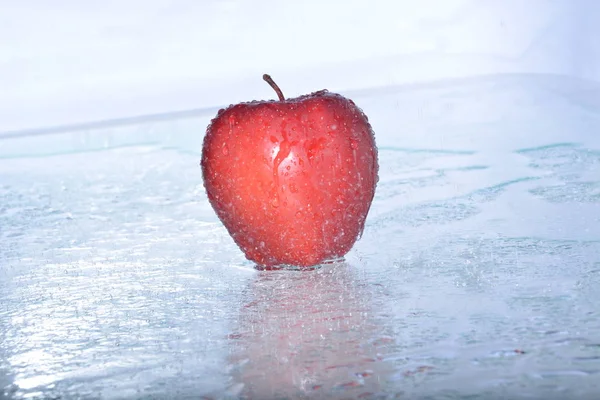 Reifer Apfel Wassertropfen Die Auf Weißem Hintergrund Fallen — Stockfoto