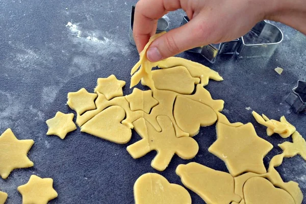 Mani Uomini Che Cuociono Biscotti Pan Zenzero Natale Tavolo — Foto Stock