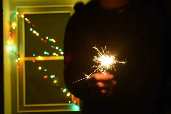 Sosteniendo Bengala Delante Unas Luces Hadas Coloridas —  Fotos de Stock