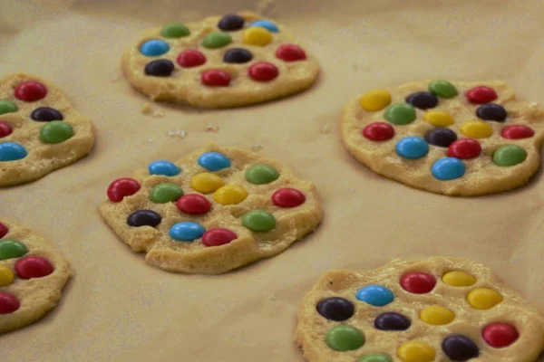 Biscoitos Com Doces Coloridos — Fotografia de Stock