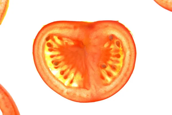 Gesneden Tomaten Stukjes Liggen Een Witte Heldere Achtergrond Verlicht Van — Stockfoto