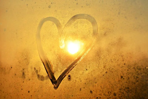 Srdce Zamlchajícím Okně Při Západu Slunce — Stock fotografie
