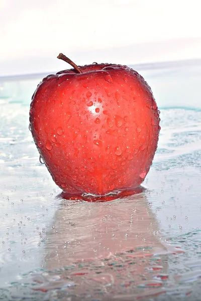 Reifer Apfel Wassertropfen Die Auf Weißem Hintergrund Fallen — Stockfoto