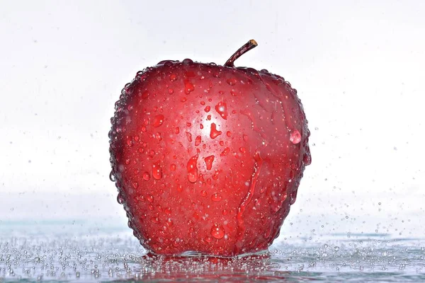 Maçã Madura Gotas Água Caindo Sobre Fundo Branco — Fotografia de Stock