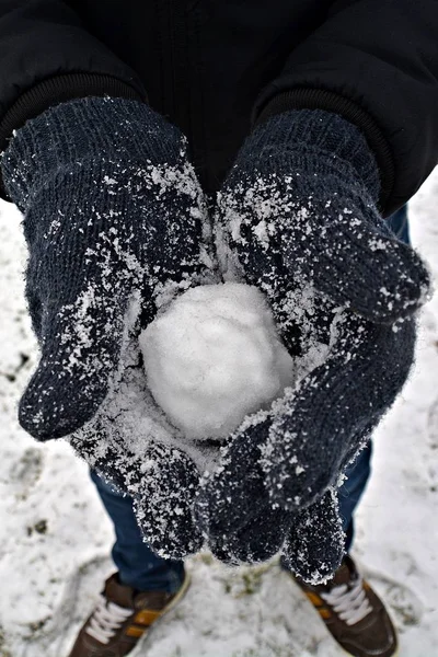 Bliska Forma Śnieżna Kula Rękawiczkami Zimą — Zdjęcie stockowe