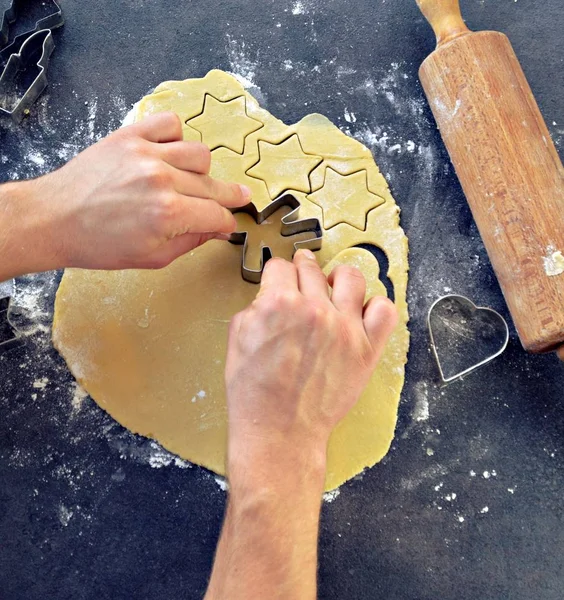 Mani Uomo Che Cuociono Biscotti Pan Zenzero Natale Tavolo — Foto Stock