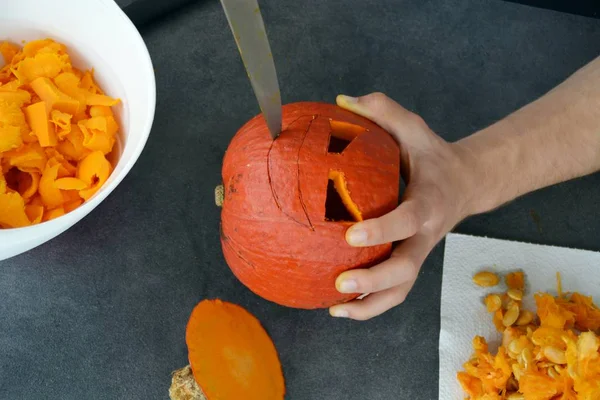 Carving Out Pumpkin Halloween — Stock Photo, Image