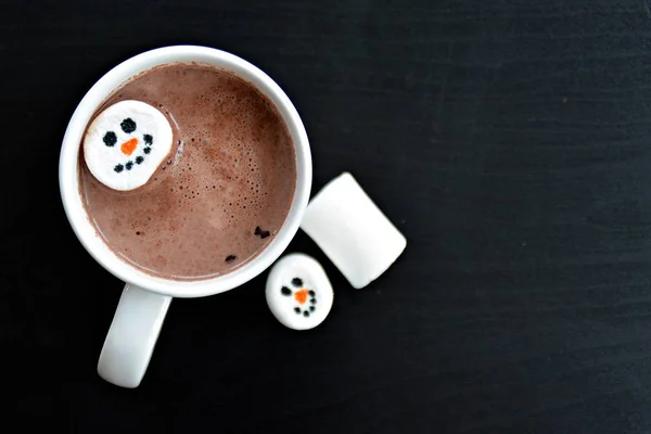 Kopp Full Kakao Med Snögubbe Marshmallows Den — Stockfoto