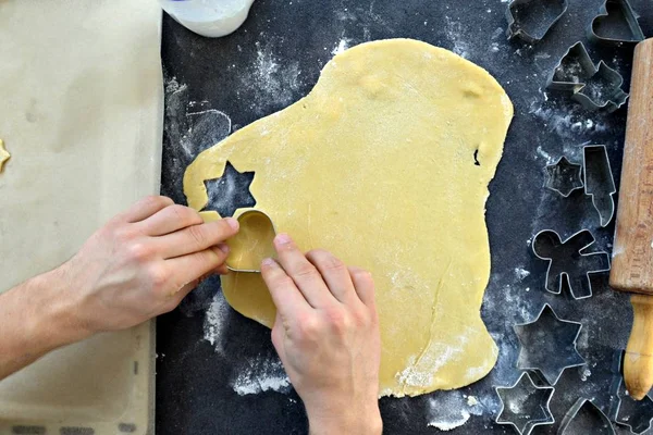 Mani Uomini Che Cuociono Biscotti Pan Zenzero Natale Tavolo — Foto Stock