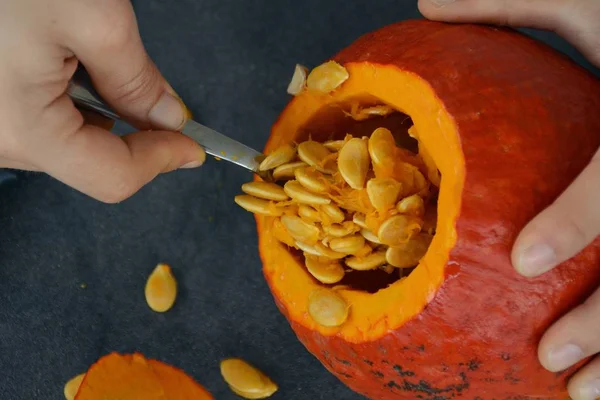 Carving Out Pumpkin Halloween — Stock Photo, Image