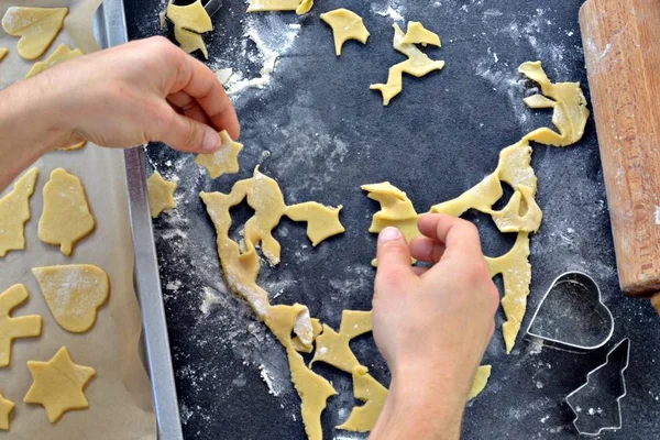 Mani Uomo Che Cuociono Biscotti Pan Zenzero Natale Tavolo — Foto Stock