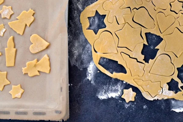 Mani Uomini Che Cuociono Biscotti Pan Zenzero Natale Tavolo — Foto Stock