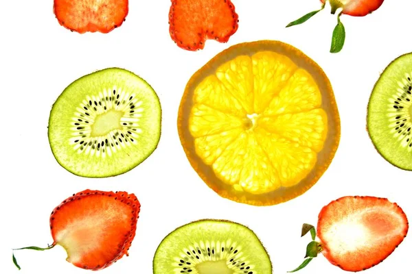 Különböző Szeletelt Gyümölcsök Mint Narancs Eper Kiwi Fekszik Egy Fényes — Stock Fotó