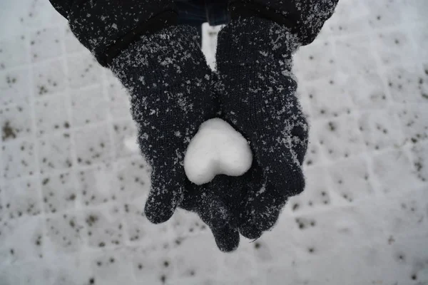 Snow Heart Hands Close — стоковое фото