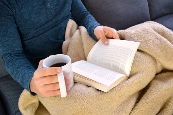 Genç Bir Adam Bir Kanepede Oturuyor Kitap Cam Bardak Çay — Stok fotoğraf