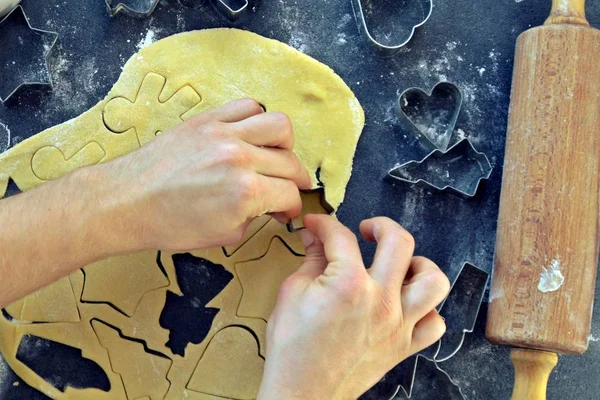 Männerhände Backen Weihnachtliche Lebkuchen Auf Einem Tisch — Stockfoto