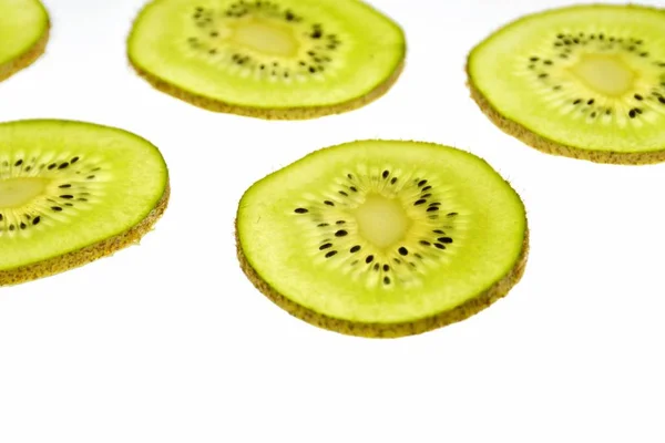 Kiwi Fatiado Fica Fundo Leve Através Das Fatias Kiwi Finas — Fotografia de Stock