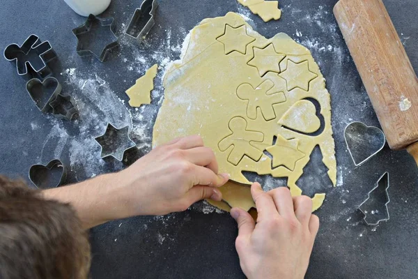 Mani Uomo Che Cuociono Biscotti Pan Zenzero Natale Tavolo — Foto Stock