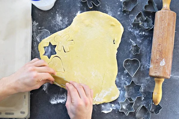 Mani Uomini Che Cuociono Biscotti Pan Zenzero Natale Tavolo — Foto Stock