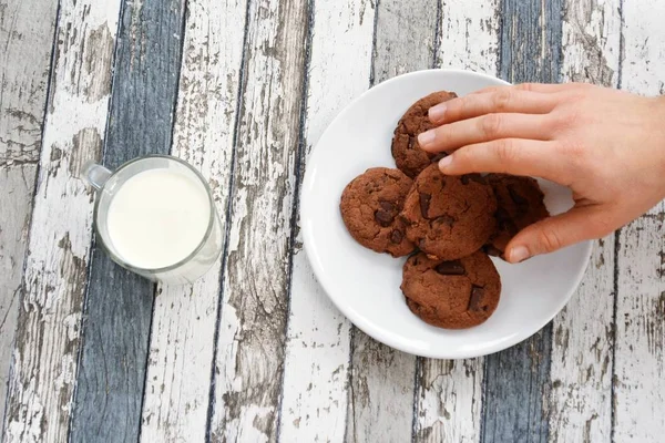 Kekse Essen Und Milch Trinken Hautnah Von Oben — Stockfoto