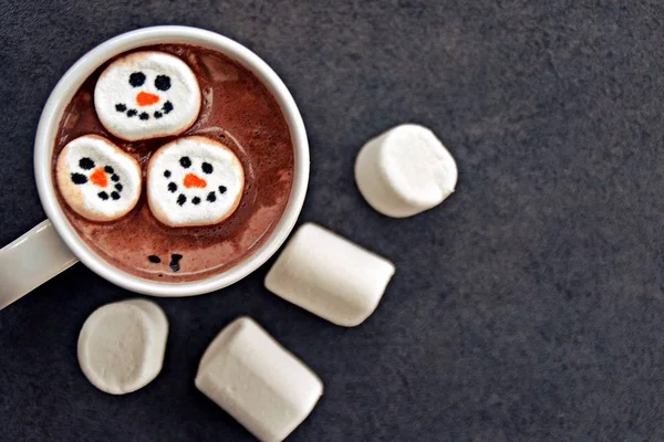 içinde kardan adam marshmallow ile kakao dolu fincan 