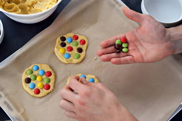 Biscoitos Com Doces Coloridos — Fotografia de Stock