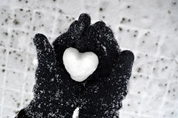 Coeur Neige Dans Les Mains Fermer — Photo