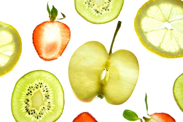 Diferentes Frutas Rodajas Como Naranja Fresas Kiwi Encuentran Sobre Fondo —  Fotos de Stock