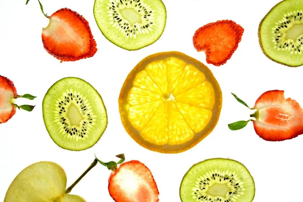 Verschillende Gesneden Vruchten Zoals Sinaasappel Aardbeien Kiwi Ligt Een Heldere — Stockfoto