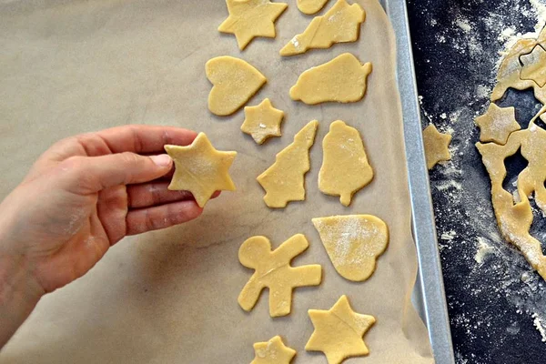 Mani Uomo Che Cuociono Biscotti Pan Zenzero Natale Tavolo — Foto Stock