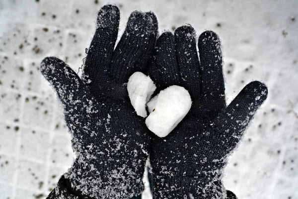 Snow Heart Hands Close — стоковое фото