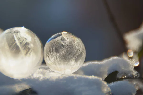 Замороженный Мыльный Пузырь Зимой — стоковое фото