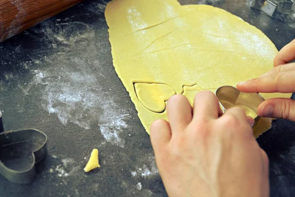 Men Hands Baking Christmas Gingerbread Cookies Table — Stock Photo, Image